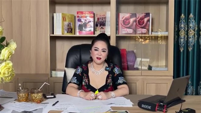 Bà Nguyễn Phương Hằng kể chuyện hoa hậu mua giải, được mời đi thi sắc đẹp nhưng từ chối - Ảnh 1.