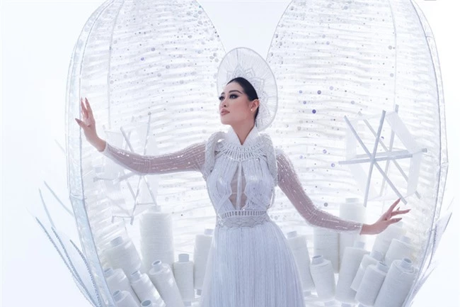 Cận cảnh trang phục dân tộc Khánh Vân trình diễn trong Bán kết Miss Universe 2020, gây trầm trồ nhất là thần thái của nàng Hậu - Ảnh 4.