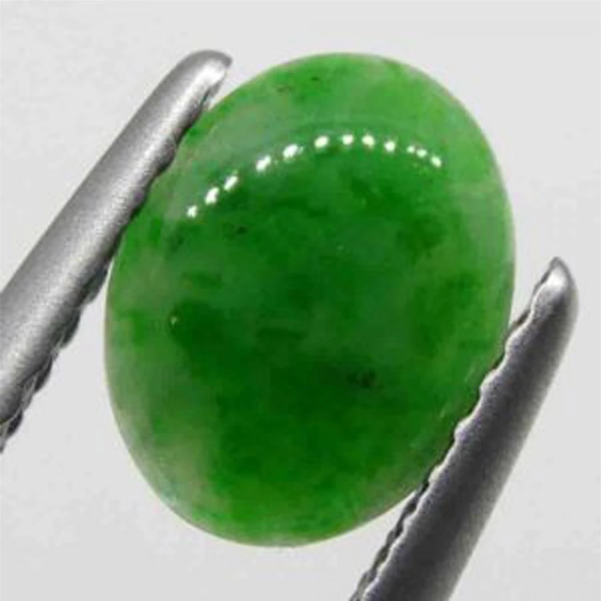 Mỗi carat của viên ngọc bích đổi màu Jadeite là 3 triệu USD bởi đây là loại tinh khiết và hiếm nhất trong họ đá quý.