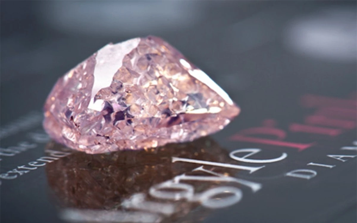 Viên kim cương hồng Pink Diamond có giá 1,19 triệu mỗi carat. Tỷ lệ hiếm có về màu sắc khiến nó có giá trị đắt đỏ. Ước tính, chỉ có 0,0001% trong số các loại kim cương mang màu sắc này.