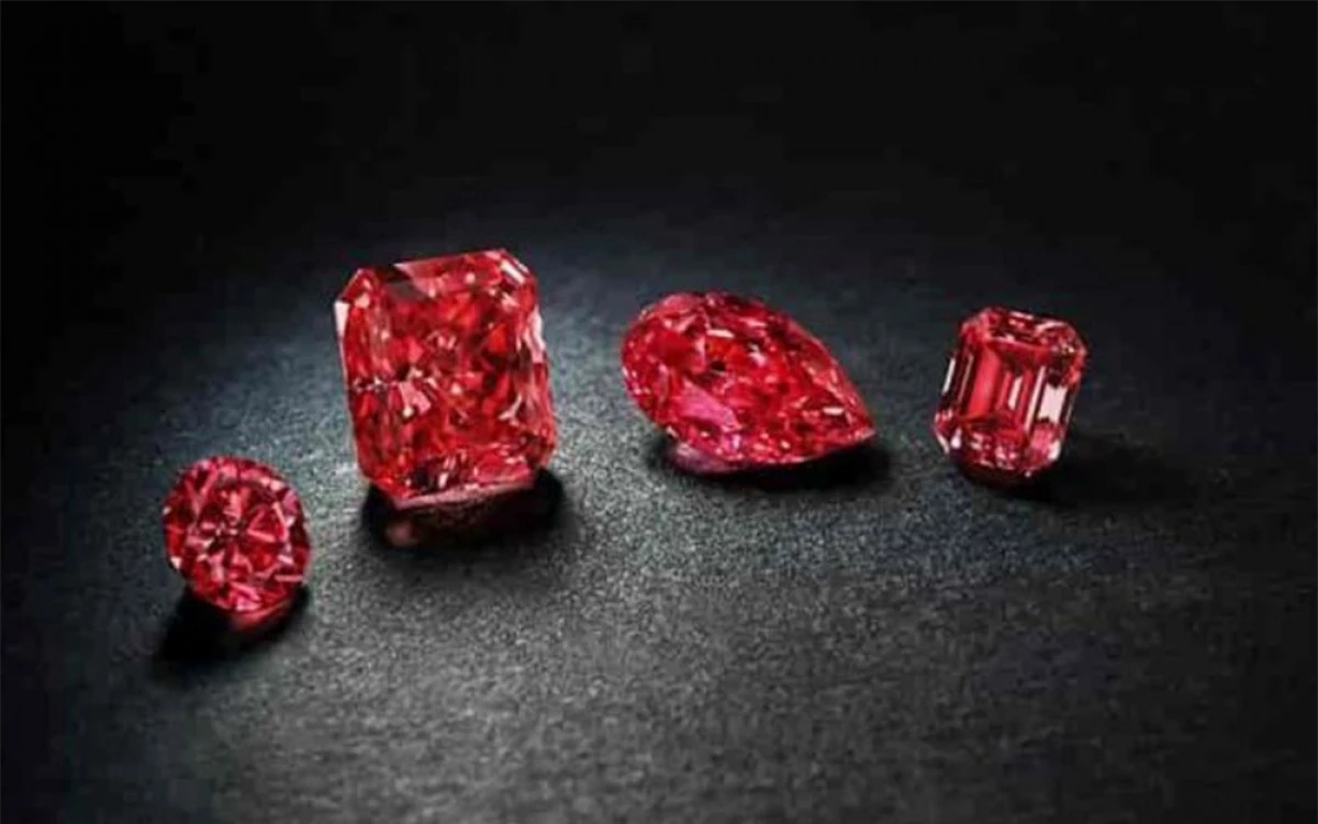 Mỗi carat kim cương đỏ Red Diamond có giá 1 triệu USD. Kim cương đỏ còn hiếm hơn cả kim cương hồng và kim cương xanh.