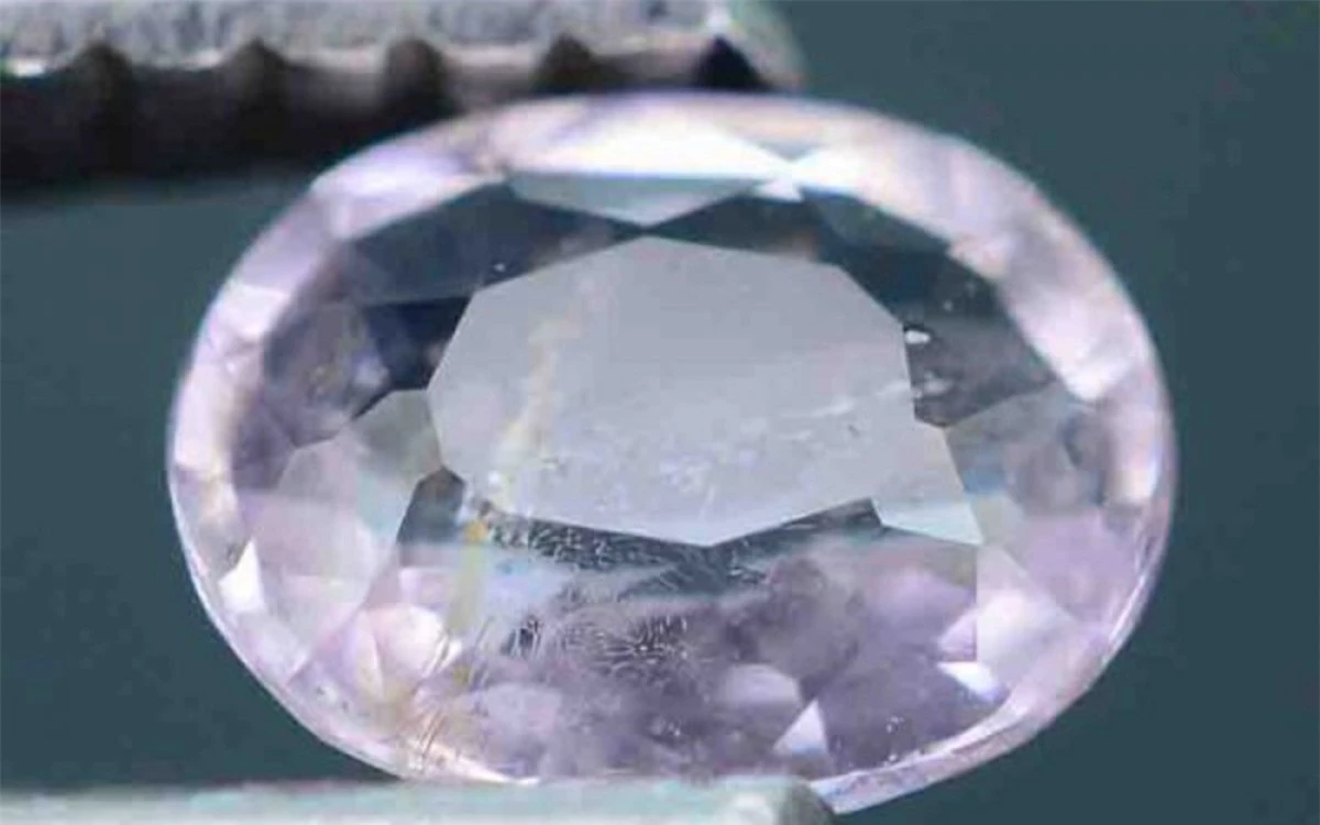 Được tìm thấy ở Dublin (Ireland) vào năm 1945, viên đá quý Taaffeite được định giá 35.000 cho mỗi carat. Đến nay mẫu đá quý này chỉ còn vài mẫu, và được đánh giá là một trong những loại đá quý hiếm nhất thế giới.