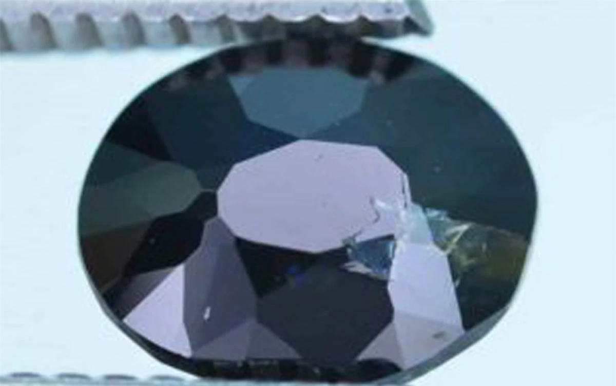 Viên đá quý Serendibite được tìm thấy ở Sri Lanka năm 1902. Mỗicarat của viên đá Serendibite này trị giá 18.000 USD.