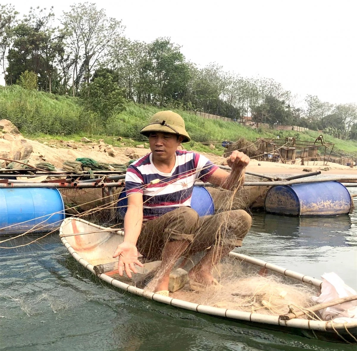 Săn cá ngạnh - giống cá da trơn, ngon nức tiếng dọc dòng Đà giang hùng vĩ - là một thú vui và cũng là nghề mang lại nguồn thu nhập khá cho ngư dân mưu sinh trên lòng hồ sông Đà.