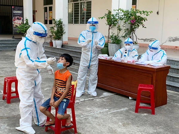 TTYT quận Liên Chiểu lấy mẫu xét nghiệm cho người dân ở phường Hòa Hiệp Bắc có liên quan ca nghi nhiễm SARS-CoV-2 hôm ngày 9/5