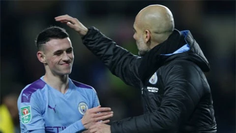 Phil Foden bay cao cùng Man City