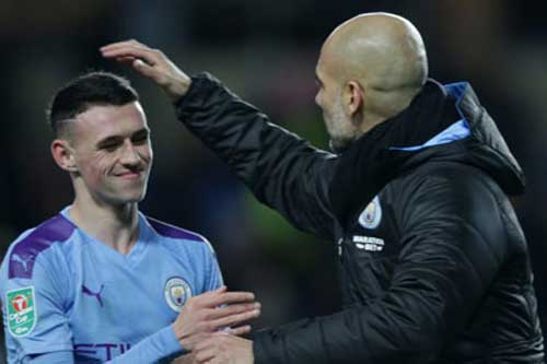 Phil Foden bay cao cùng Man City