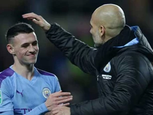 Phil Foden bay cao cùng Man City