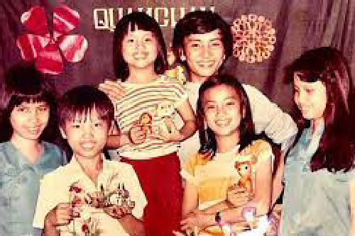 Bức ảnh tuổi thơ cực hiếm của gia đình một nghệ sĩ Việt, nhìn ảnh chẳng ai ngờ sau lớn lên có người trở thành vợ tỷ phú