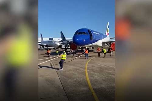 Clip: Cặp vợ chồng cùng kéo chiếc máy bay nặng 48 tấn