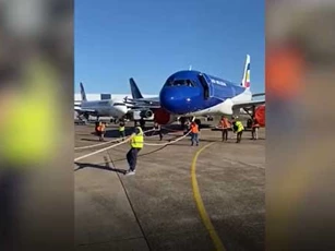 Clip: Cặp vợ chồng cùng kéo chiếc máy bay nặng 48 tấn