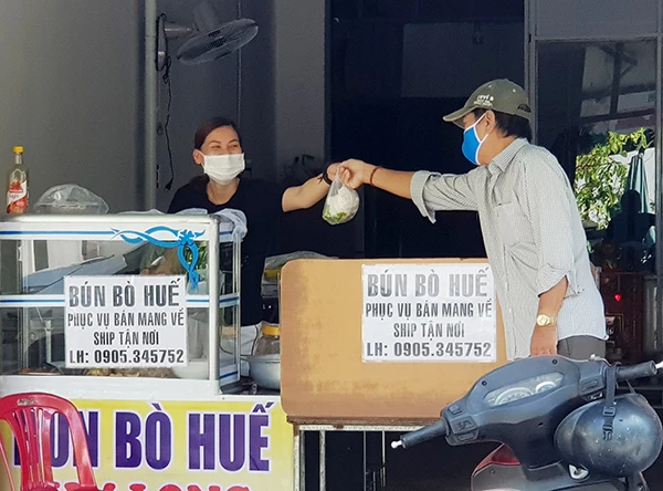 Chủ tịch UBND TP Đà Nẵng yêu cầu tiếp tục thực hiện việc bán mang về, cấm bán hàng ăn, uống tại chỗ 