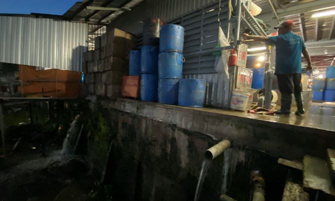 Không có giấy phép xả thải, vì sao chợ đầu mối thủy hải sản ở An Giang vẫn hoạt động?