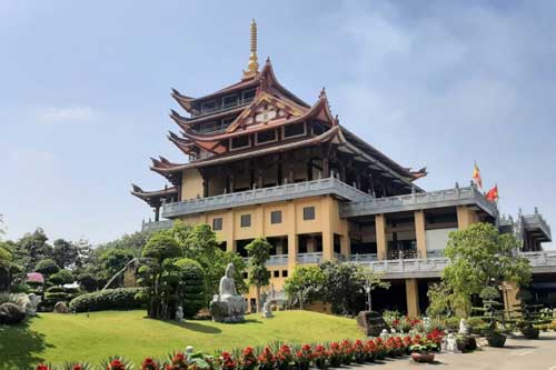Thăm ngôi chùa có khuôn viên rộng tới 20.000 m2 ở TP.HCM