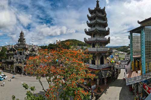 Độc đáo ngôi chùa bằng "ve chai" có một không hai tại Việt Nam