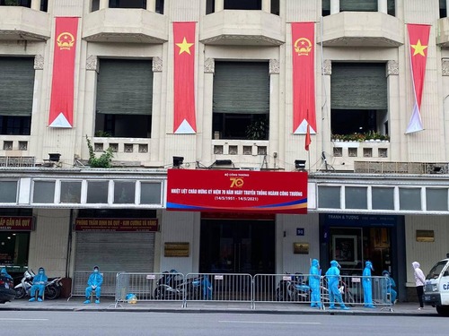 Toàn bộ lãnh đạo, nhân viên của Tổng cục Quản lý Thị trường được lấy mẫu xét nghiệm tại chỗ ngay trong chiều 12/5 và ở lại làm việc tại trụ sở cho đến khi có kết quả