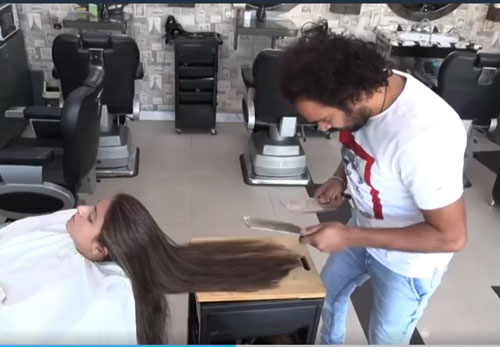 CLIP: 'Choáng' với cách người thợ cắt tóc bằng lửa, dao phay và thớt