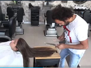 CLIP: 'Choáng' với cách người thợ cắt tóc bằng lửa, dao phay và thớt