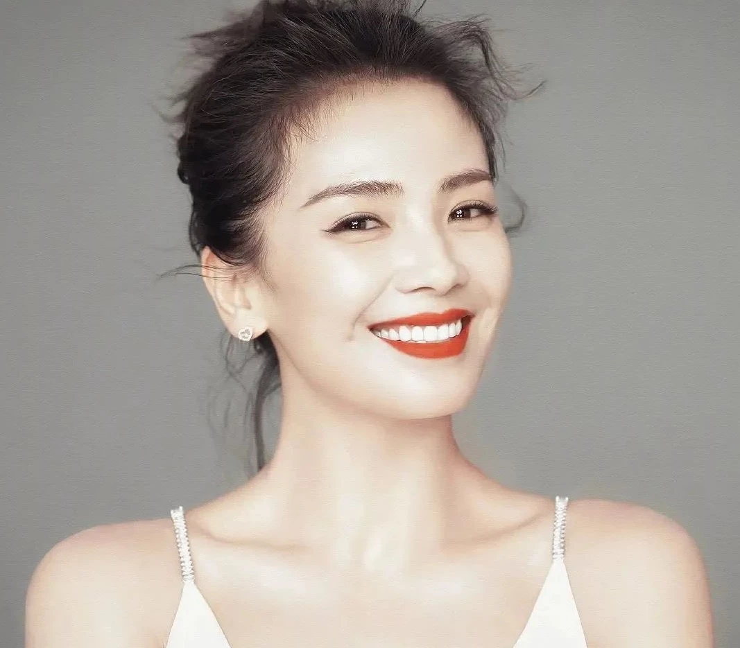 Không lâu sau khi tuyên bố rút khỏi làng giải trí, Lưu Đào phải quay trở lại đóng phim để kiếm tiền trả nợ thay chồng. Không lâu sau khi tuyên bố rút khỏi làng giải trí, Lưu Đào phải quay trở lại đóng phim để kiếm tiền trả nợ thay chồng.