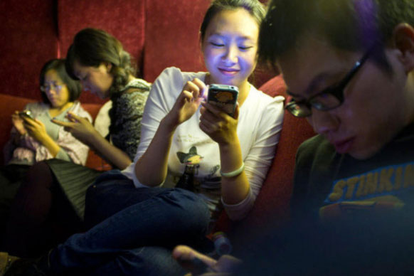 Lướt điện thoại, máy tính ngày đêm, dễ có ngày mắc bệnh ở tay đau đớn mãi không chữa khỏi