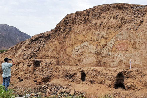 Khám phá bức vẽ thần nhện khổng lồ 3.200 năm tuổi