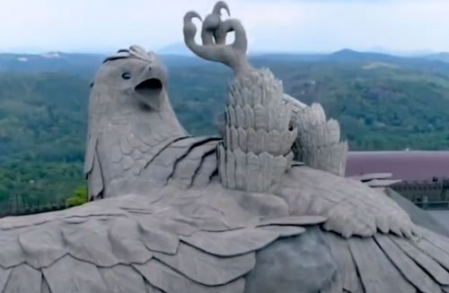 CLIP: Tượng đại bàng lớn nhất thế giới trên đỉnh núi ở Ấn Độ