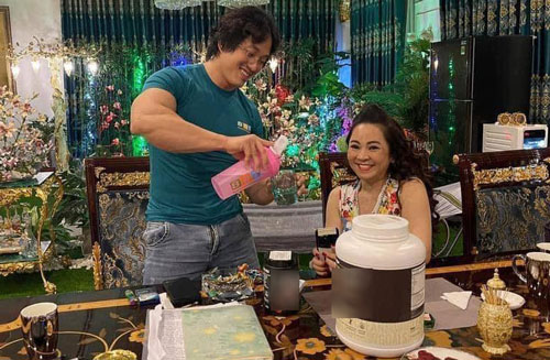 Gymer Duy Nguyễn bất ngờ đến tận nhà gặp gỡ, khen ngợi đại gia Nguyễn Phương Hằng