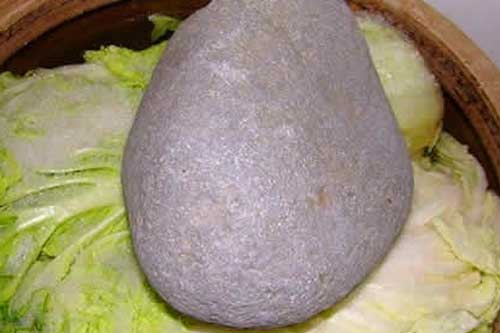 Trượt tay làm rơi hòn đá muối dưa 20kg, cả gia đình ngỡ ngàng khi chứng kiến điều kỳ diệu!