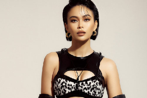 Á hậu Mâu Thủy xuất hiện cực sexy với tóc ngắn