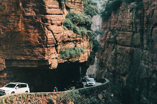 CLIP: Con đường khoét núi dài 1.250 m, hiểm trở bậc nhất thế giới