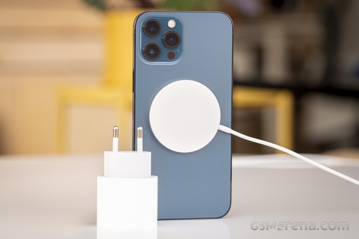 Vì sao các mẫu iPhone có tốc độ sạc chậm hơn smartphone Android?