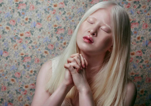 Cô bé bị bố mẹ bỏ rơi thành người mẫu nổi tiếng