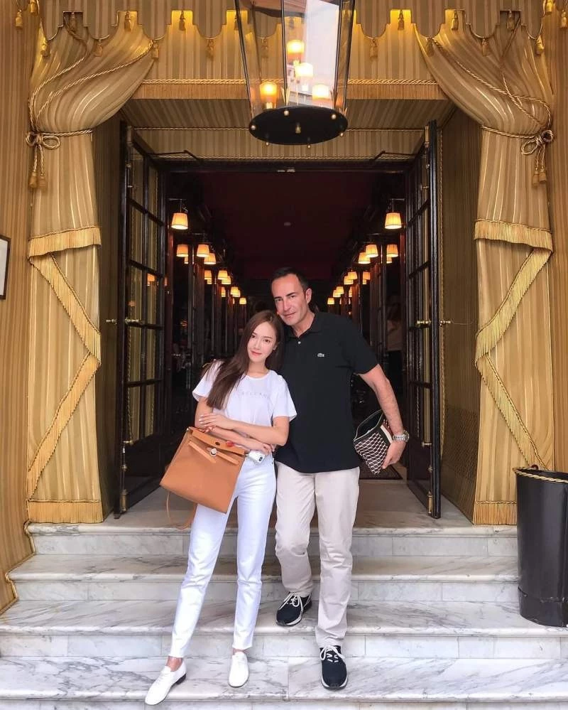 SCMP cho biết cựu thành viên SNSD là khách VVIP của Hermès Paris, Pháp. Cô thậm chí từng nhiều lần hợp tác, có mối quan hệ thân thiết với Michael Coste - giám đốc đối ngoại của thương hiệu thời trang cao cấp.