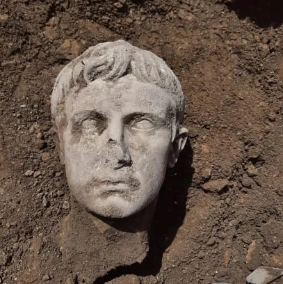 Đầu tượng hoàng đế Augustus được phát hiện. Ảnh: MIBACTmolise/Facebook.