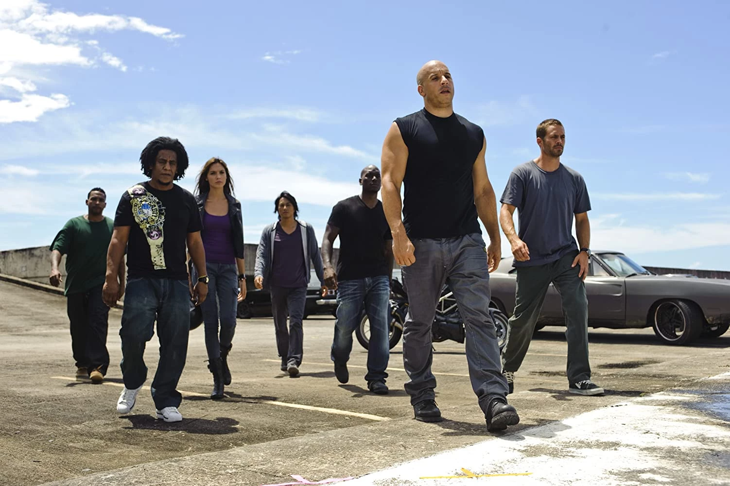 Vụ cướp xe tù trong Fast Five (2011): Bộ phim mở ra bằng cảnh Dom đang bị chuyển đi bằng xe tù, còn “gia đình” của anh thì chuẩn bị thực hiện vụ cướp tù. Mia (Jordana Brewster), em gái của Dom, chặn chiếc xe tù bằng cách vượt lên và đột ngột bẻ lái, khiến chiếc xe phải chuyển hướng. Trong khi đó, Brian (Paul Walker) đón lõng và đạp phanh, khiến chiếc xe tù văng khỏi đường cao tốc.