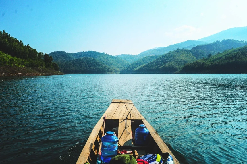 Thời điểm lý tưởng nhất để tham quan hồ Tà Đùng là từ tháng 8 đến tháng 12 hàng năm. Vào thời điểm này, nước hồ dâng cao, trong xanh, cây cối trên các hòn đảo xanh mướt, là thời điểm giúp du khách ngắm trọn vẻ đẹp ngất ngây của thắng cảnh này. Ảnh: Nhật Nam.