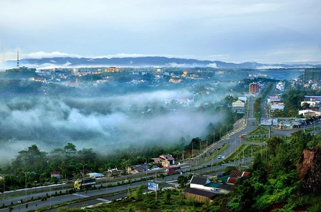 Đắk Nông là cửa ngõ phía Nam của Tây Nguyên, nơi cư trú của hơn 40 dân tộc như dân tộc kinh, M'Nông, Tày, Thái, Ê Đê, Nùng… Trong đó, dân tộc Kinh chiếm tỷ lệ khoảng 65,5%, M'Nông chiếm 9,7%, các dân tộc khác chiếm tỷ lệ nhỏ. Tỉnh lỵ của tỉnh này là thành phố Gia Nghĩa. Ảnh: Du lịch Tây Nguyên.