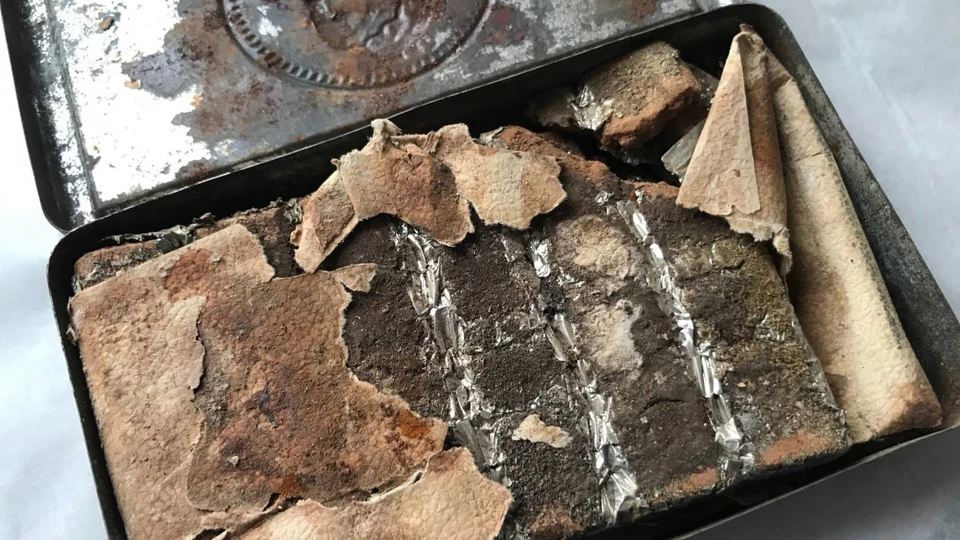 Chocolate và giấy gói còn nguyên bên trong hộp. Ảnh: Reuters. Chocolate và giấy gói còn nguyên bên trong hộp. Ảnh: Reuters.