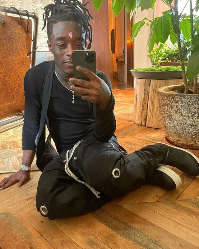 Lil Uzi Vert chia sẻ viên đá quý này là thứ xa xỉ nhất anh từng mua, bằng nhiều chiếc siêu xe, nhà cửa cộng lại. Ảnh: Dazed. Lil Uzi Vert chia sẻ viên đá quý này là thứ xa xỉ nhất anh từng mua, bằng nhiều chiếc siêu xe, nhà cửa cộng lại. Ảnh: Dazed.