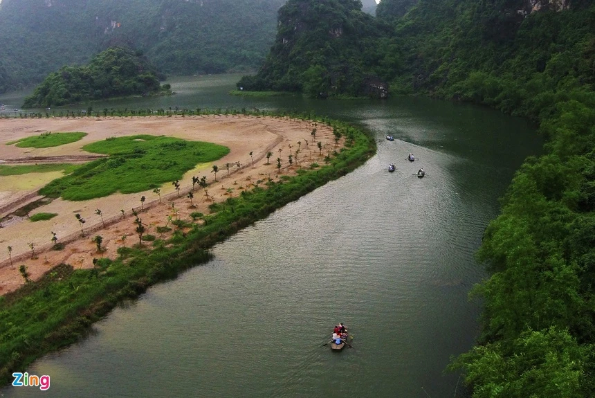 Tam Cốc, có nghĩa là "ba hang", gồm hang Cả, hang Hai và hang Ba. Cả ba hang đều được tạo thành bởi dòng sông Ngô Đồng xuyên qua núi. Tam Cốc là tuyến du thuyền được khai thác đầu tiên ở khu du lịch Tam Cốc – Bích Động. Bích Động là thắng cảnh nằm cách bến Tam Cốc 2 km, có nghĩa là "động xanh", là tên do tể tướng Nguyễn Nghiễm, cha của đại thi hào Nguyễn Du đặt năm 1773. Bích Động được xem là động đẹp, xếp thứ 2 ở Việt Nam chỉ sau động Hương Tích. Ảnh: Mạnh Thắng, Hoàng Anh.