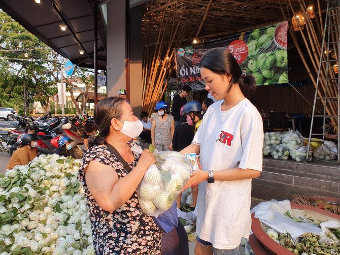 Tìm lối ra để nông sản không phải trông chờ vào "giải cứu"