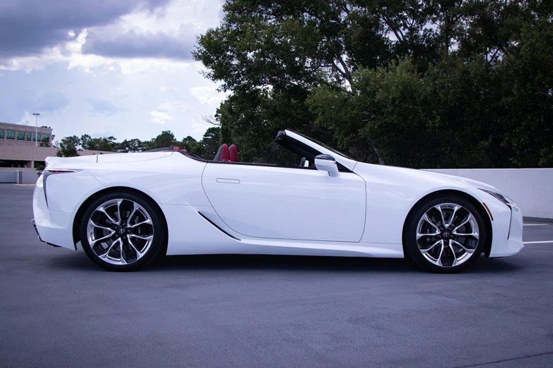 4. Lexus LC 500 Convertible 2021 (giá khởi điểm: 92.950 USD).