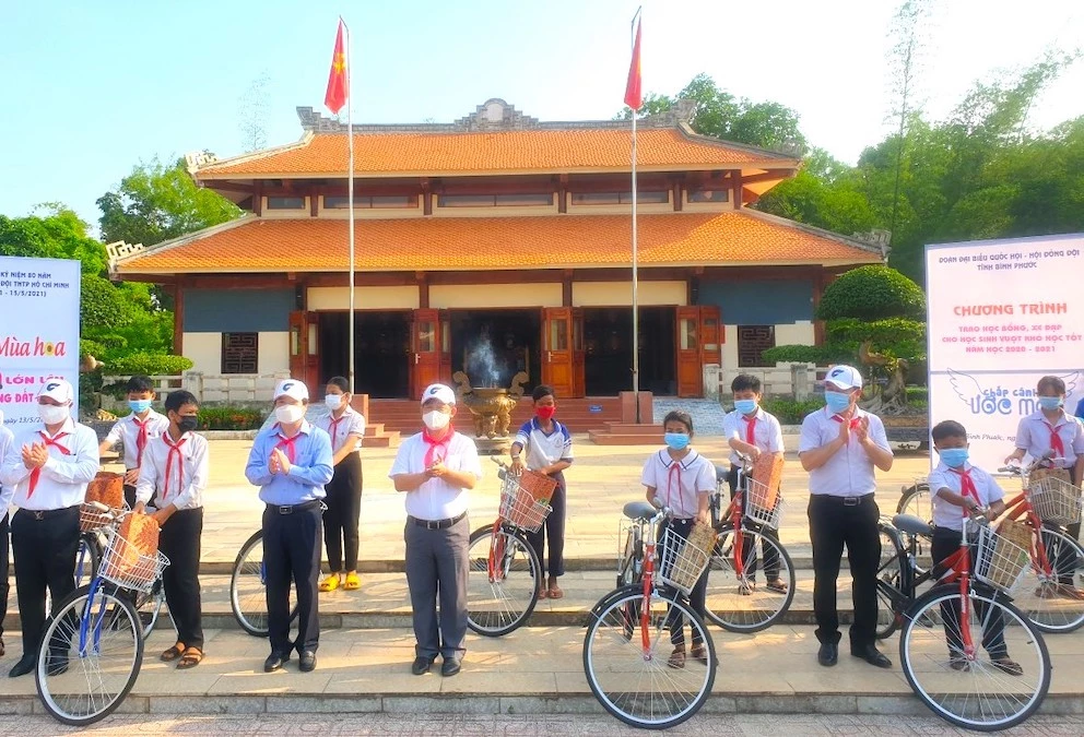 Ủy viên BCH TW Đảng, Bí thư Tỉnh ủy, Trưởng đoàn đại biểu Quốc hội tỉnh Bình Phước Nguyễn Văn Lợi (bìa trái) cùng các đại biểu tặng xe đạp cho thiếu nhi có hoàn cảnh khó khăn của huyện Lộc Ninh