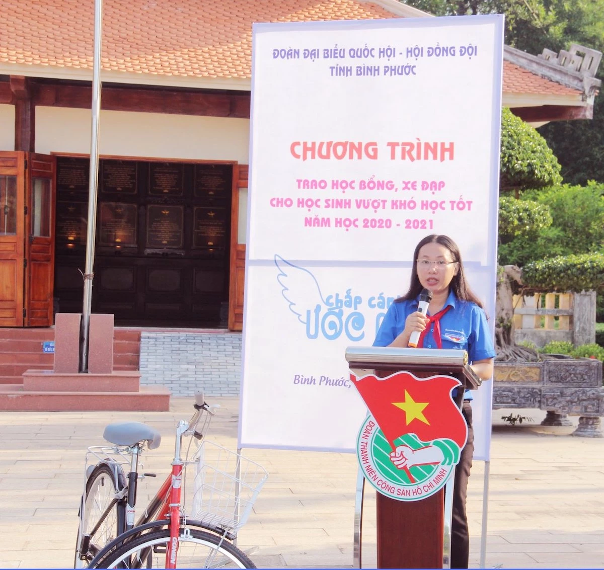 Chị Lê Thị Hồng Phấn, Phó Bí thư Tỉnh Đoàn, Chủ tịch Hội đồng Đội tỉnh Bình Phước phát biểu ôn lại truyền thống 80 năm Ngày thành lập Đội TNTP Hồ Chí Minh