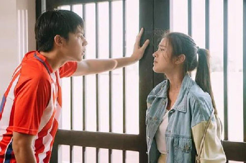 Về nhà lấy đồ cho chị dâu đang cấp cứu, thấy anh trai bê bết bên mâm cơm, tôi nóng mặt hất tung