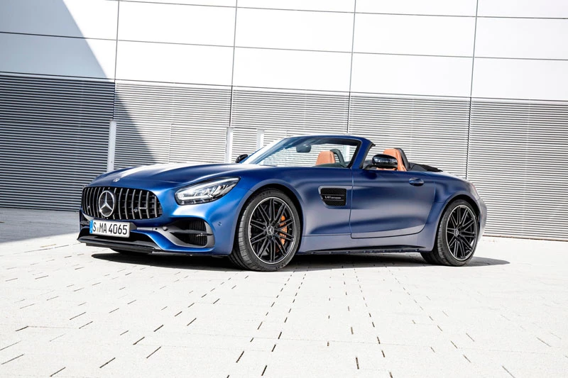 8. Mercedes-AMG GT Roadster 2021 (giá khởi điểm: 99.950 USD).