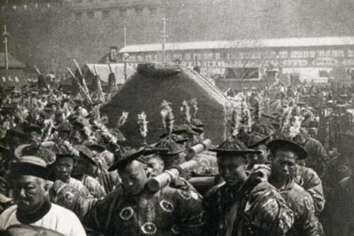 2 chuyện kỳ dị trong ngày đưa tang Từ Hi Thái hậu: Thi thể không thối rữa nhưng lại bốc mùi hôi thối ngút trời, máu từ trong quan tài chảy ra lênh láng