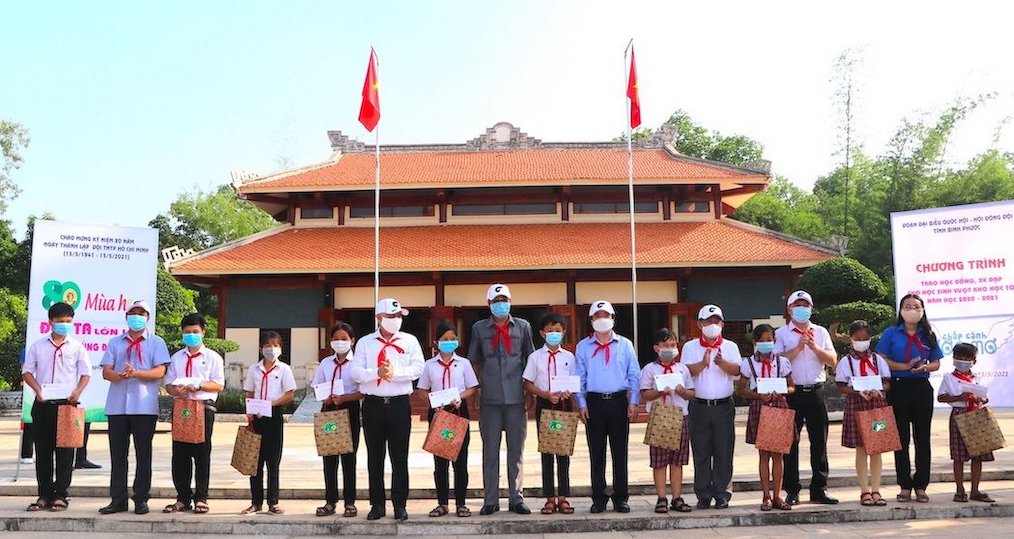 Bình Phước: Trao học bổng, quà tặng cho hàng trăm học sinh nghèo vượt khó