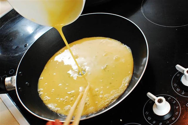 Chỉ cần thêm một thứ 'ít ai ngờ' này vào món trứng chiên, trứng phồng xốp, thơm ngon nức mũi