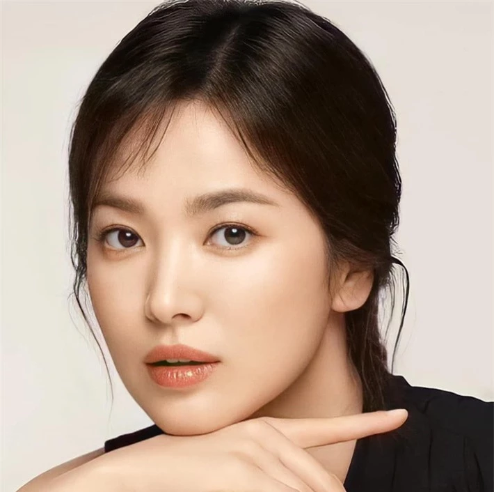 Đệ nhất mỹ nhân Kim Hee Sun bỗng thân thiết Song Hye Kyo đến lạ khiến fan rần rần, chuẩn bị 